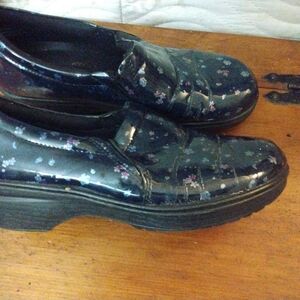 EASY SPIRIT Navy blue with floral print nursing clogs